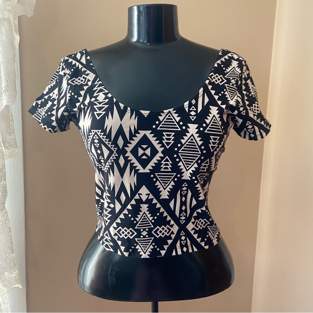 3/$15 PINK Victoria’s Secret y2k vintage aztec tribal pattern crop top t-shirt